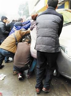 木椅當千斤頂人剛獲救散了架 選擇雙利機械的必要性